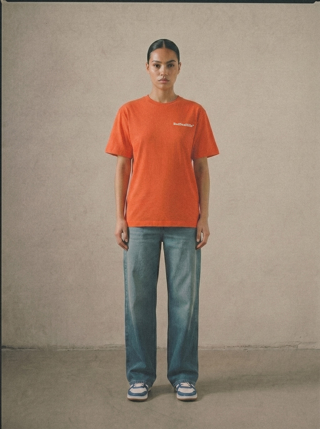 EVERYBODY EATS ORANGE/WHITE