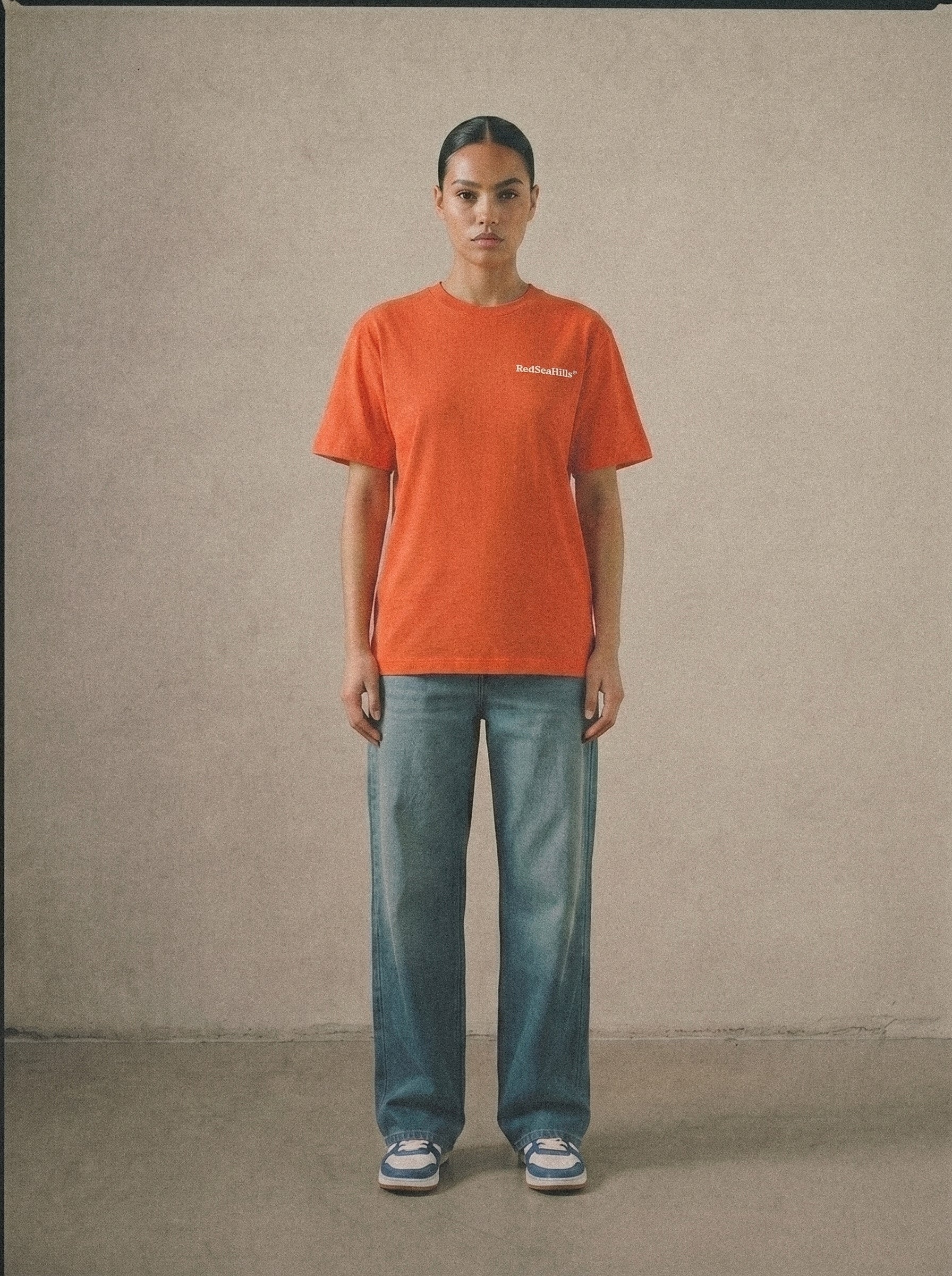 EVERYBODY EATS ORANGE/WHITE